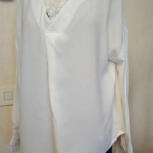 Blouse en viscose et dentelle de couleur blanche