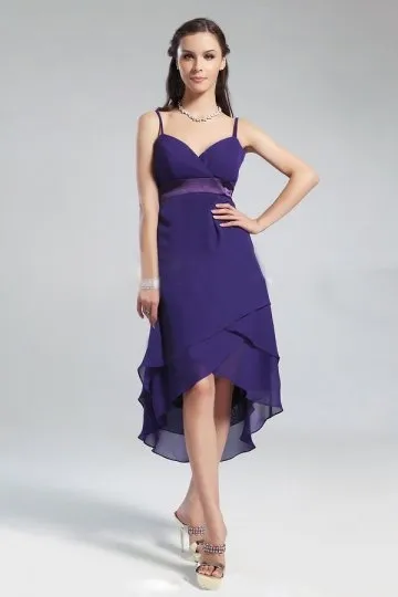 Chic robe violette courte devant longue derrière aux bretelles fines
