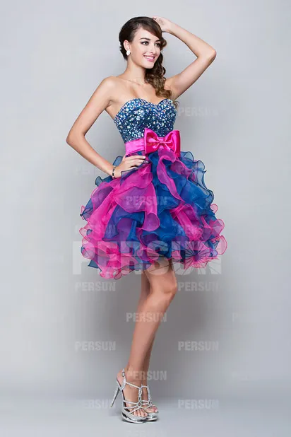 Chic robe volantée en couleur bloc bleue et fuchsia & & nœud papillon