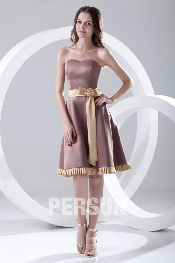 Robe brune courte bustier cœur taille ornée d'une fleur