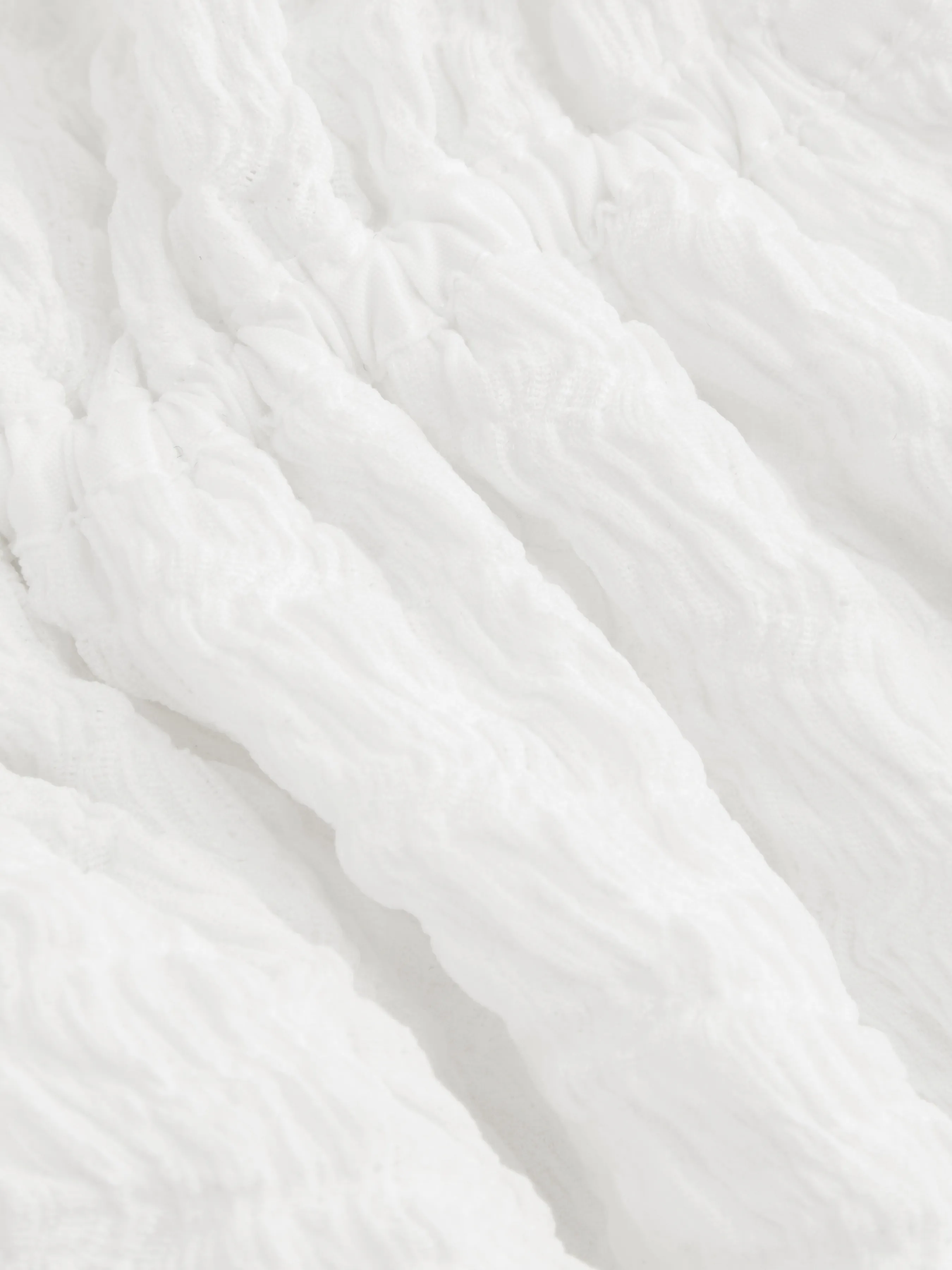 Robe courte à texture unie avec nœud et bordure en laitue