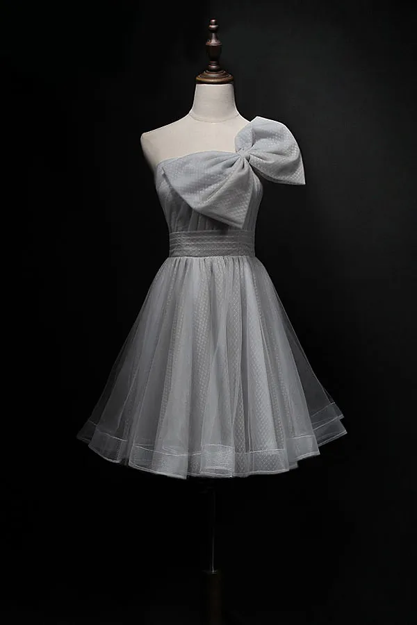 Robe grise courte asymétrique en tulle pour mariage avec un grand noeud