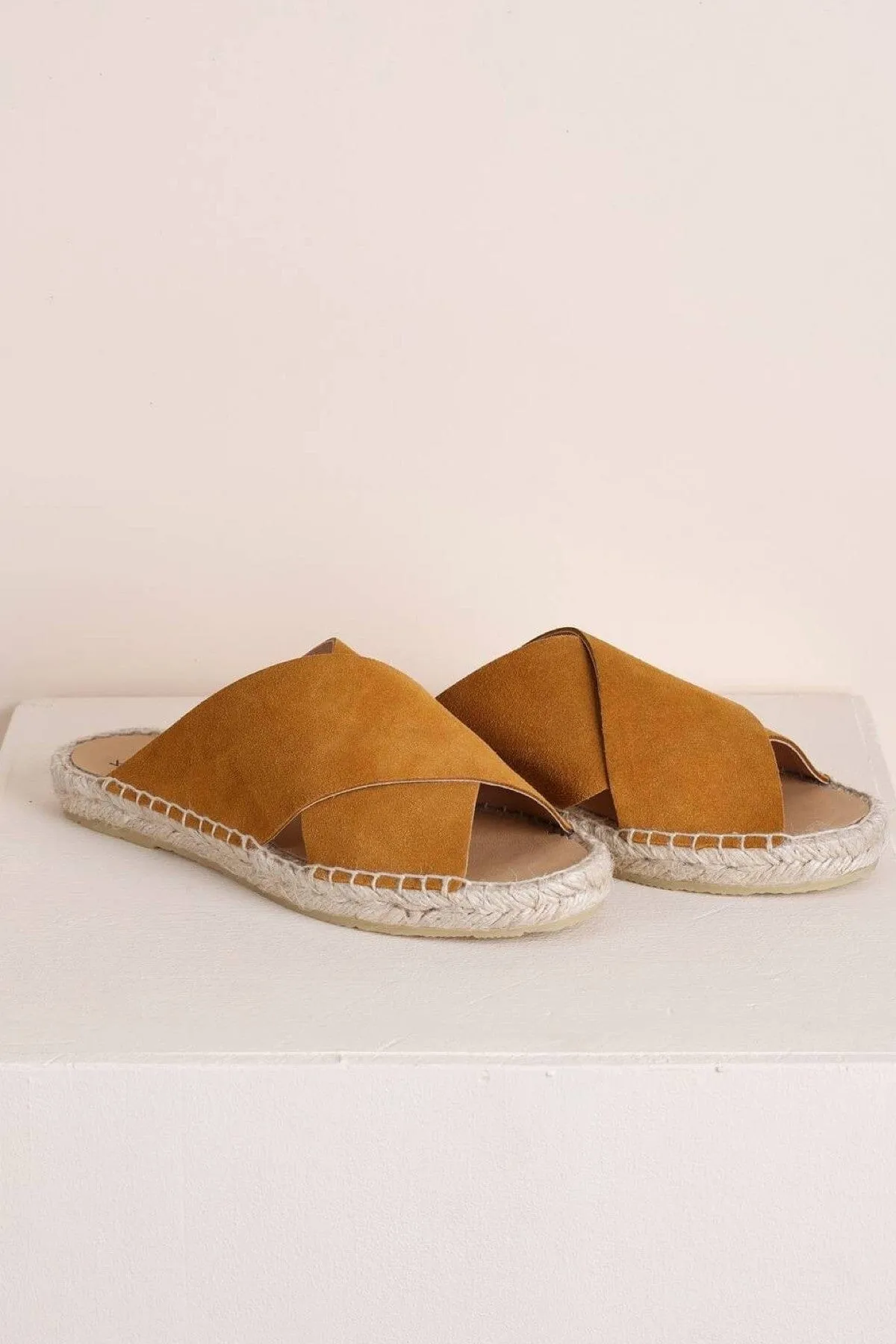 Sandale croisée en suède